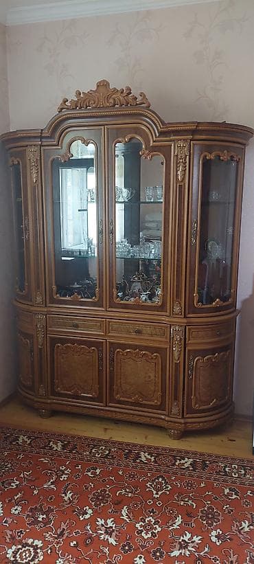 ayakqabı dolabı: Klassik üslubda vitrin-bufet - Material: ağac konstruksiya, üzərində — 1