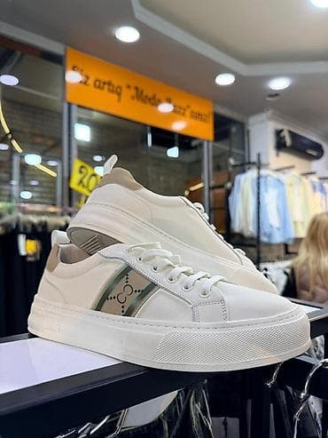 Krasofkalar və idman ayaqqabıları: Ağ rəngli uniseks krossovkalar - Material: yumşaq süni dəri və toxuma — 1