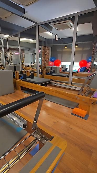 Pilates reformer aparatı, əsas gücü və çevikliyi inkişaf etdirmək üçün