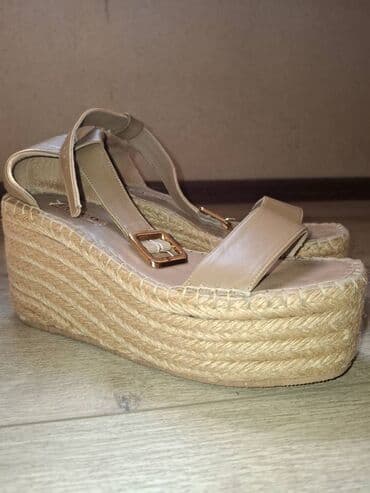 белые босоножки на тракторной подошве: Размер: 40, Новый — 15