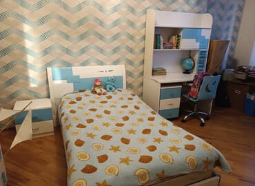 uşaq otaqları: Oğlan və qız üçün, Təknəfərlik çarpayı, Yazı masası — 1