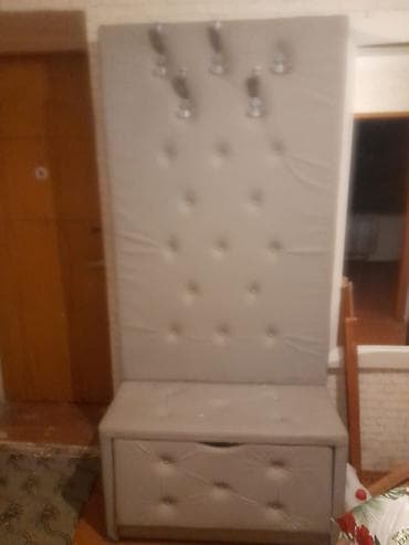 Dəhliz üçün asılqan. Altı bazalı ayaqqabı qoymaq üçün. Tam sağlam