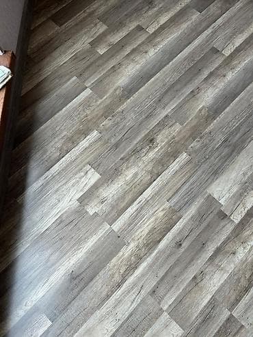pencer: Laminate döşəmə – taxta teksturalı, çoxtonlu (boz-qəhvəyi) panel 55 kv — 5
