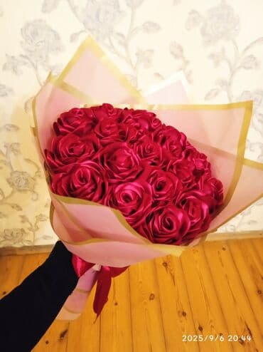 искусственные цветы баку: Qırmızı atlas güllərdən hazırlanmış buket - Material: parlaq atlas — 3