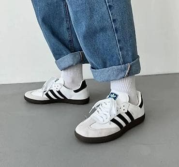 - Məhsul: Kişi/qadın üçün idman ayaqqabısı, ağ rəngli üst hissə, qara