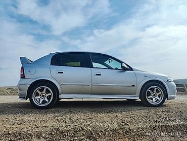 opeler: Model: Opel Astra G (hatchback) Kuzov: 5 qapı, gümüşü rəng Mühərrik — 7