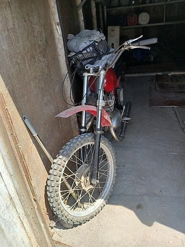 dört teker motor: Kros tərzində köhnə tip motosiklet Xüsusiyyətlər: - Tək silindrli — 2