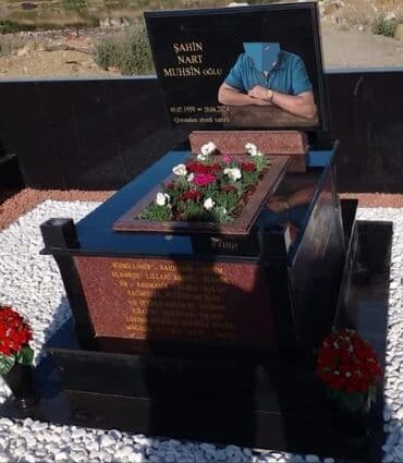 at və eşşəyin cutləşməsi: Heykəllər büstlər — 8