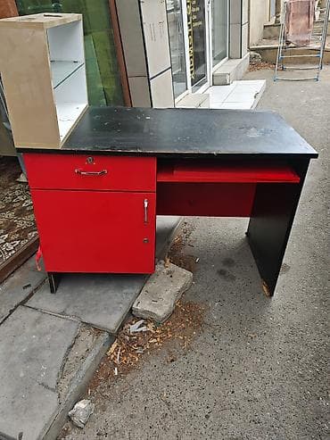 mebel kreditle: Salon üçün qırmızı‑qara iş masası və güzgülü stend - Peşəkar — 1