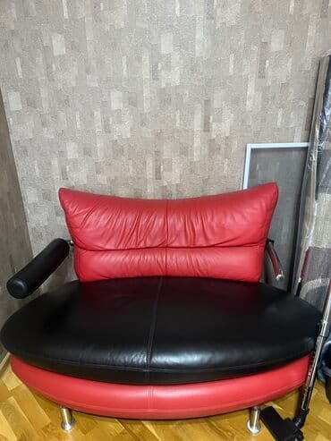 komi: Şüşə səthli dördbucaq yemək masası və dörd ədəd qırmızı oturacağı olan — 4