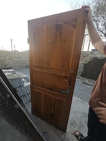 seyflerin acilmasi: Ağır dəmir seyf qapı iç tərəfi taxta. Qapı üstdən çıxmaqdır (yəni — 1