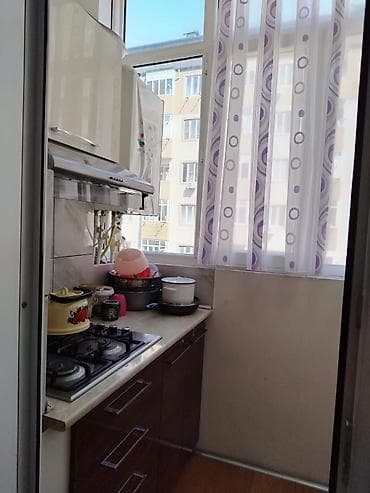 perde sederek: Tam mebellı və texnikalı mənzil - Geniş qonaq otağı: divar kağızı ilə — 4
