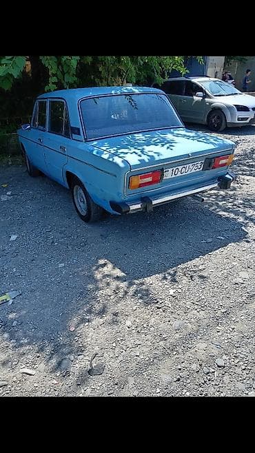 xezer avtomobil: VAZ 2106, açıq mavi rəng, sedan kuzov. Əsas xüsusiyyətlər: - Arxa — 2