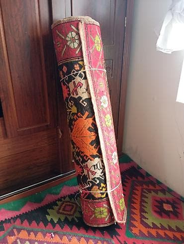 antika: Xalça cığırı (rəngarəng milli naxışlı. Xalçaların uzunluğu 5 m — 3