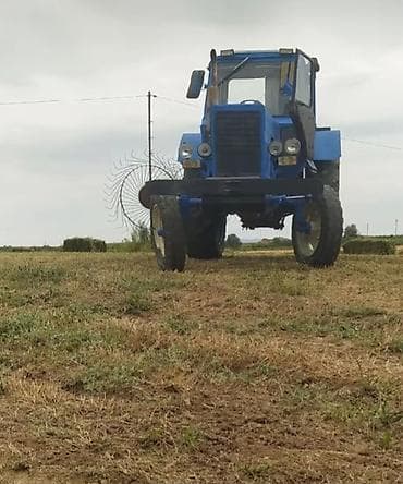 ehtiyyat təkər: Mavi rəngli MTZ tipli təkərli traktor Texniki xüsusiyyətlər: - Dizel — 5