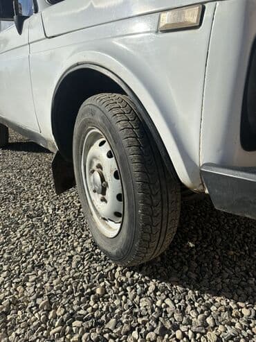 kia islenmis ehtiyyat hisseleri: Lada Niva 2131, ağ rəng, 4 qapılı İli 1999. Yürüş 240380. 1.8 — 5