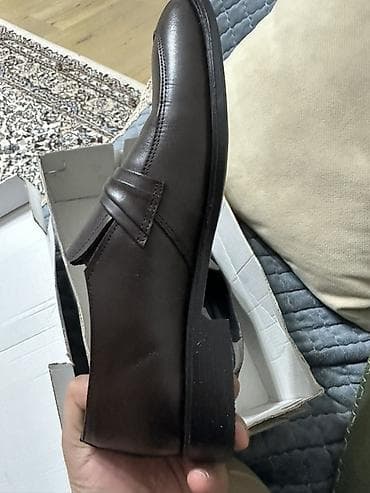 Туфли: Kişi klassik loafer ayaqqabısı Geynilməyib,yenidir.Təmiz dəri.Ölçü — 2