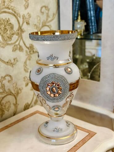 iwlenmiw diktler: Bir vaza, Bogem şüşəsi — 1