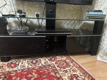 Dolablar: İşlənmiş, Düz TV altlığı, Polkalı, Şüşəli, Azərbaycan — 1