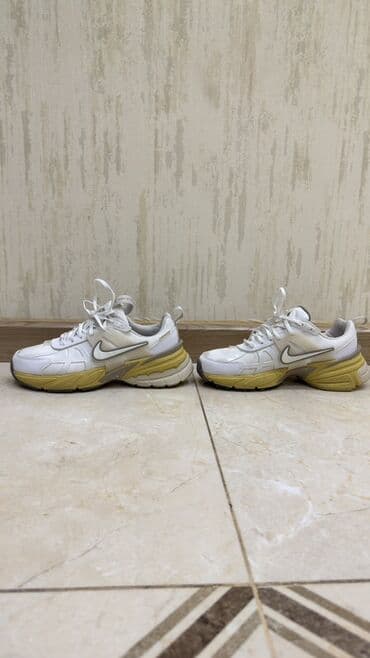 Nike V2K Run Gore‑Tex Sneakers - Model: Nike V2K Run Gore‑Tex - Üst