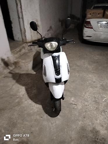 radiator yuyan aparat: Ağ rəngli şəhər skuteri/skuter. - Korpus: kompakt, aerodinamik — 1