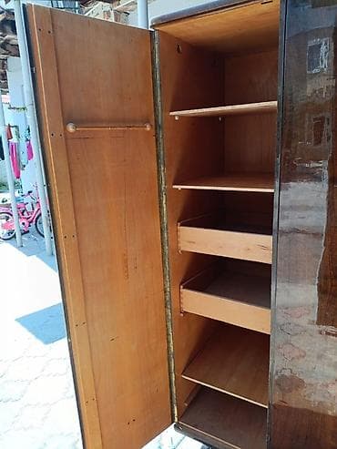 qapi taxda: Klassik üslubda taxta paltar şkafı - 3 qapılı konstruksiya, ortada — 1