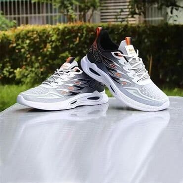 красофкалар мужской: Ağ və boz rənglərdə olan bu idman ayaqqabıları rahatlıq və dəbə uyğun — 3