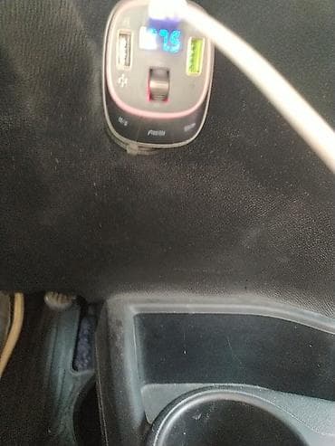 Avtomobil üçün FM transmitter və USB şarj cihazı. Cihaz avtomobilin