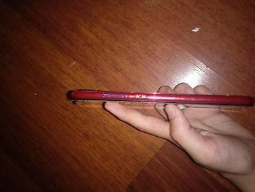 Redmi smartfon – bənövşəyi arxa panel, qırmızı çərçivə. Ekranı işləmir — 2