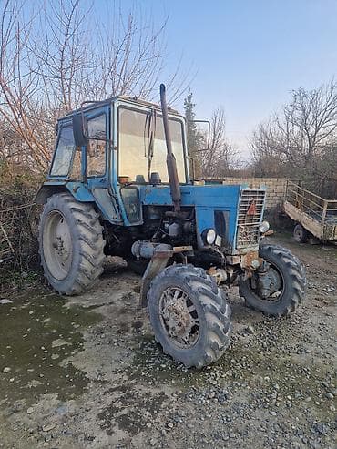 ot toplayan dırmıq: Mavi kabinli təkərli traktor Xüsusiyyətlər: - Kabinli, geniş ön və — 2