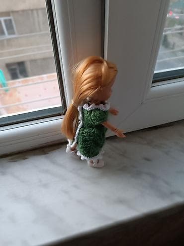 Balaca kolleksiya kuklası – əl toxuması yaşıl paltar və ağ kənar