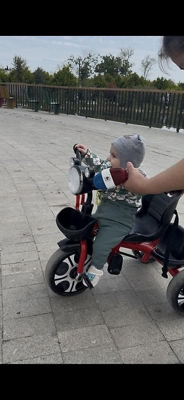 Uşaq üçtəkərli velosipedi - Rəng: qırmızı-qara şassi, gümüş detallı