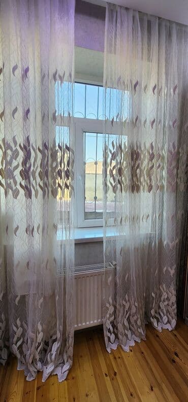 тюль белый: Yarpaq naxışlı, açıq rəngli tül pərdələr. Bu pərdələr gün işığını — 2