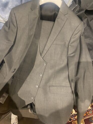 Köynəklər: Boz rəngli üçlük kostyum dəsti: - Tərkib: pencək, jilet və şalvar - — 3