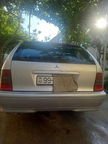 Mercedes-Benz C-sinfi (W202) sedan, gümüşü rəng. Əsas xüsusiyyətlər: -