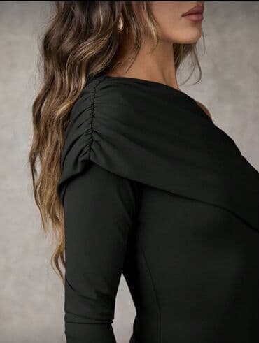 Qadın üst geyimi – bluz - Rəng: qara - Dizayn: bir çiyin açıq, digər