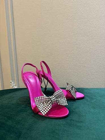 Zərif, parlaq fuşya rəngli qadın sandal. Açıq burunlu, nazik