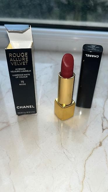 Dodaq boyasi biraz isfade olunub Chanel Velvet — 1