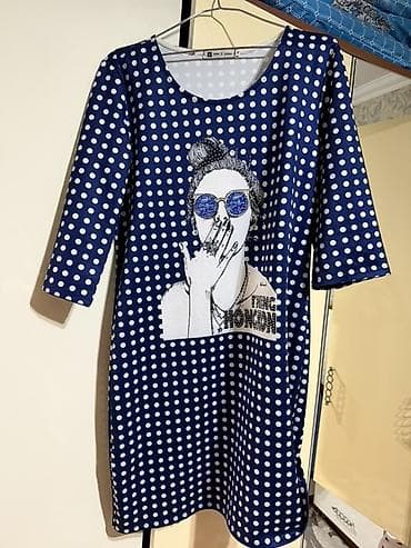 böyük bədən: Qadın paltarı – göy rəngli, ağ xallı dizayn - Model: düz kəsim, dizə — 1