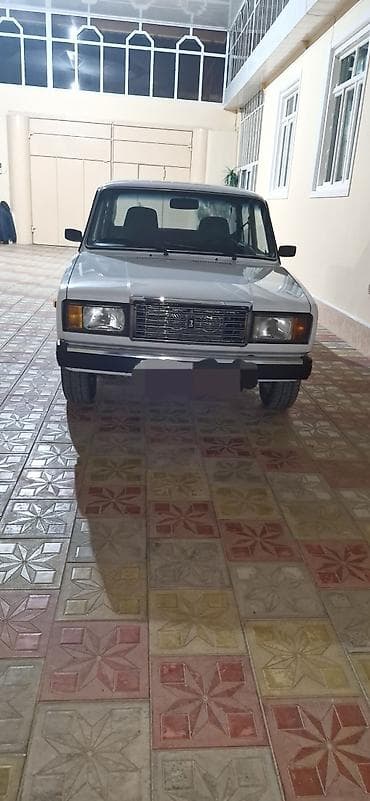 suse butulka: VAZ 2107, ağ rəng, sedan kuzov. Klassik dizaynlı 4 qapı, arxa — 1