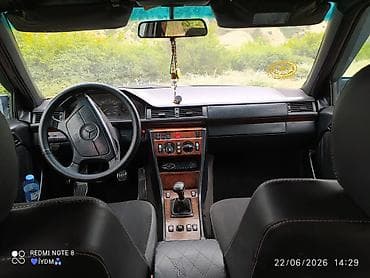 2.2 cdi mator: Mercedes-Benz sedan, tünd mavi rəng. Kuzov W124 üslubunda 4 qapı, arxa — 7