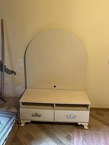 Düz TV altlığı, Polkalı, Laminat