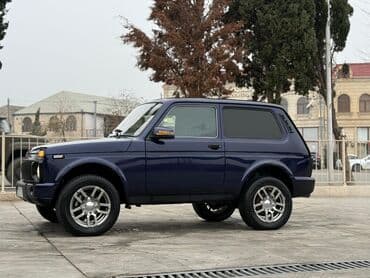 Lada Niva (3 qapılı, tünd mavi rəng) – off-road və şəhər üçün praktik