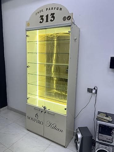 Mebel: Vitrin satılır. Aşağısı şkaf, Arxası vinil, led işiq, şüşə polkalar, 2 — 3