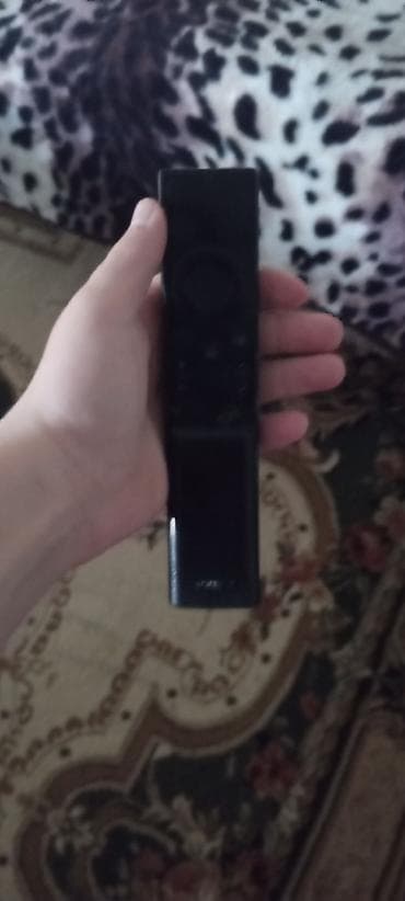 Smart TV və pult - Təxminən 43–50 düym diaqonallı, nazik çərçivəli