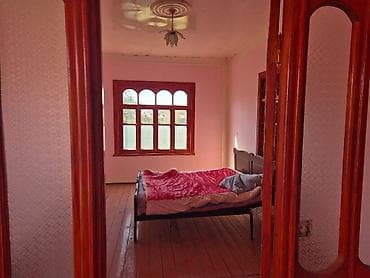 Geniş həyəti və yaşayış sahəsi olan bir ev. Evdə geniş otaqlar və — 4