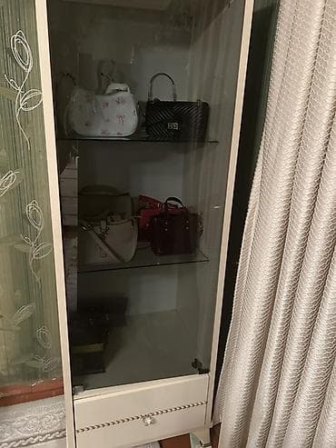 Şüşəli dolab vitrini