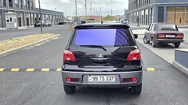 qara maşın: Mitsubishi Outlander – şəhər və yolsuzluq üçün praktik krossover. - — 9