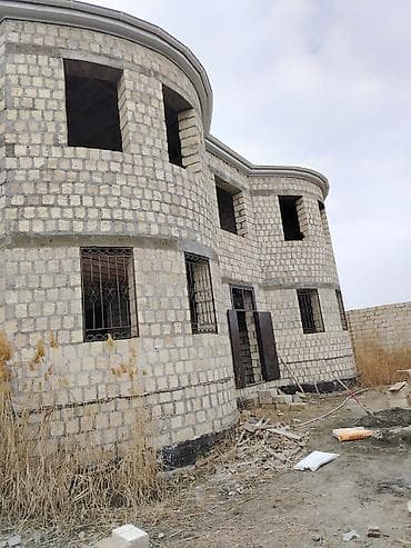 İki mərtəbəli, yarımçıq tikili – daş konstruksiyalı fərdi yaşayış evi