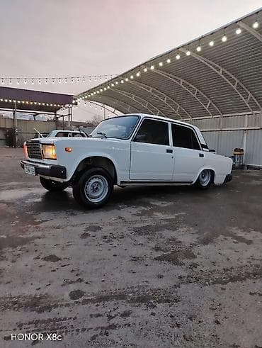 güzgü kamera: VAZ 2107, ağ rəng, sedan kuzov. Texniki xüsusiyyətlər: - Benzin — 2